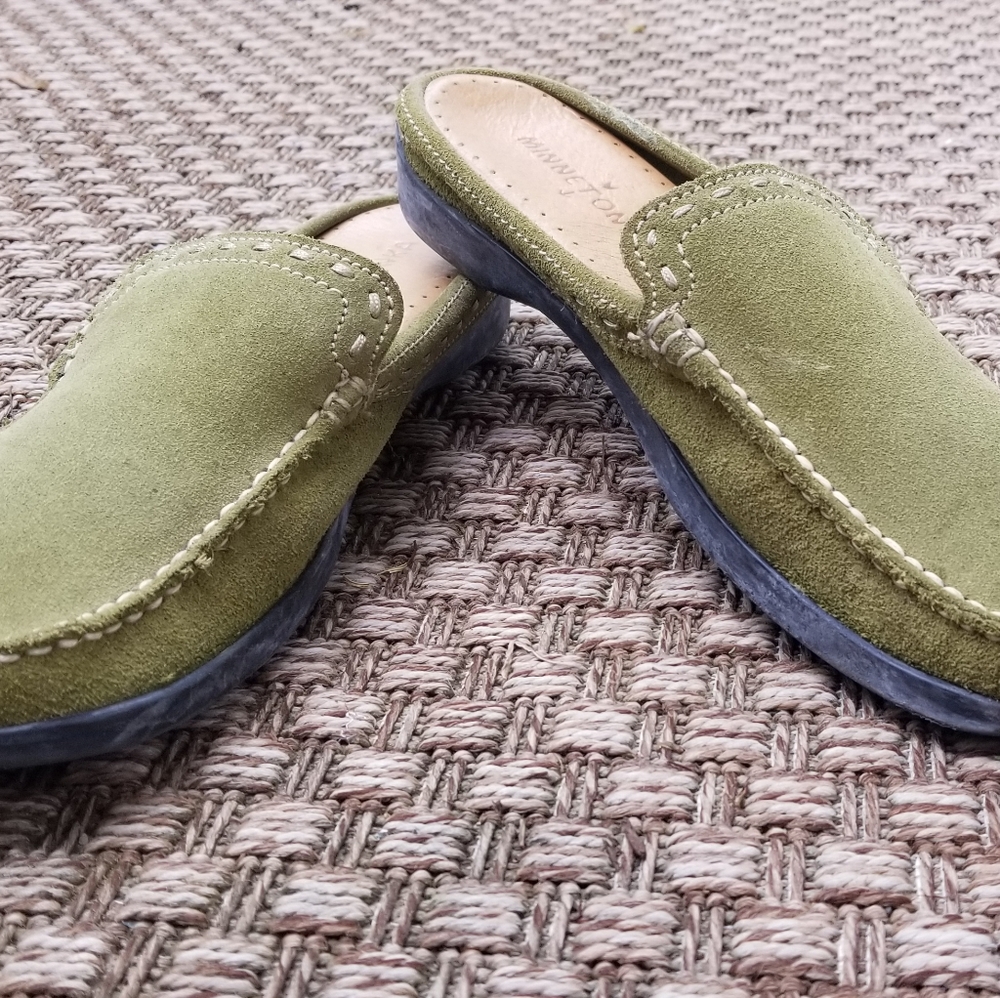 Minnetonka Suede Slides SZ 9
